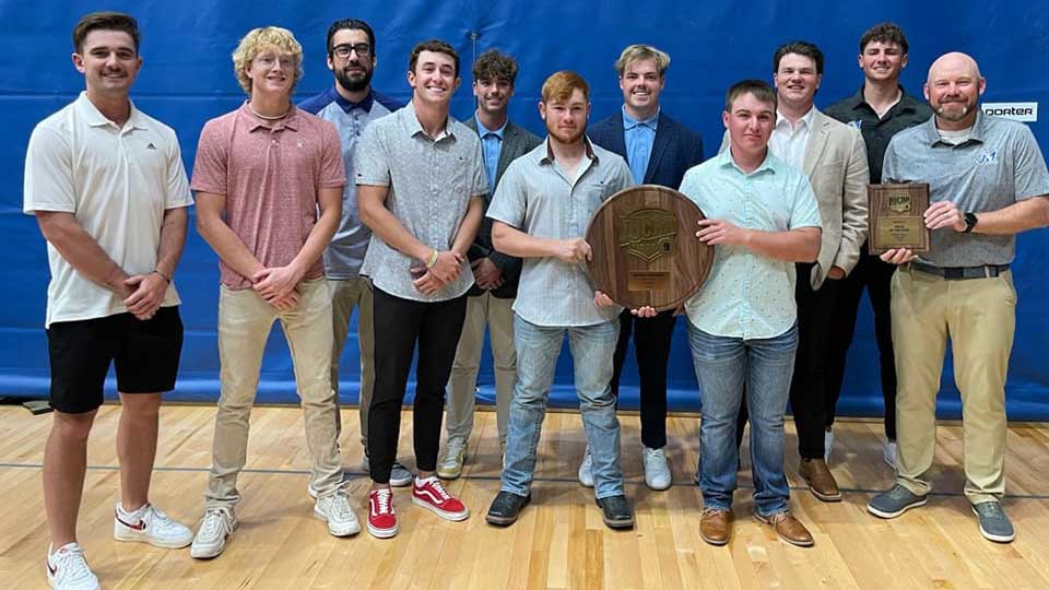 MCC golfers win first-ever district title