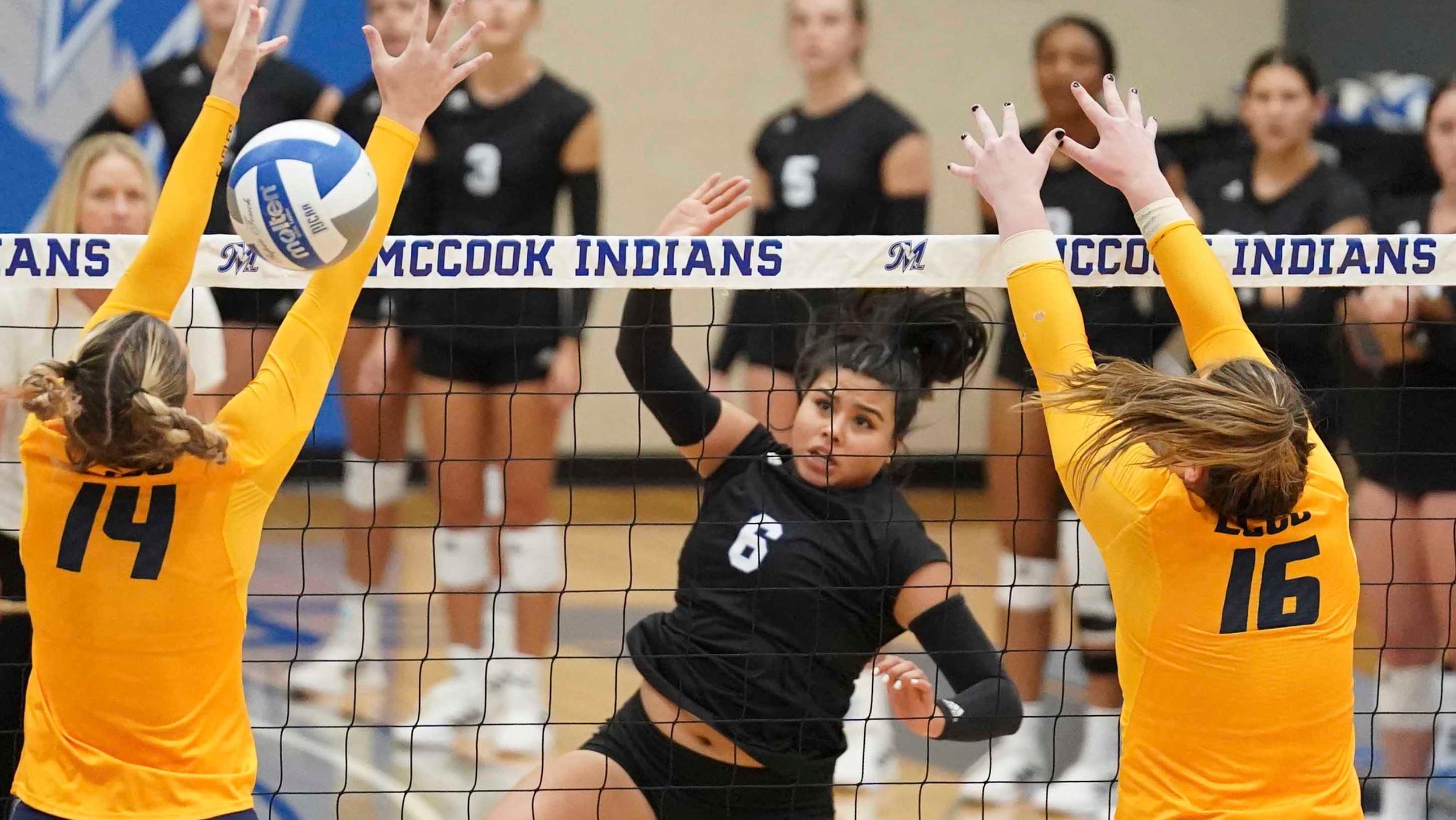 MCC Volleyball downs Casper 3-1 to advance to Friday play